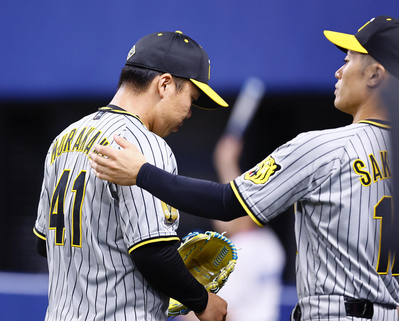 中日対阪神　7回を終え、坂本（右）に出迎えられながらベンチに戻る村上（撮影・藤尾明華）