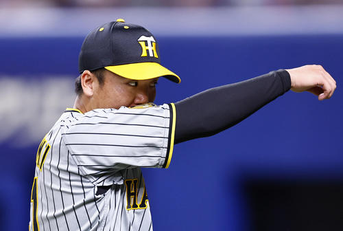 中日対阪神　2回を終えベンチに戻る村上（撮影・藤尾明華）