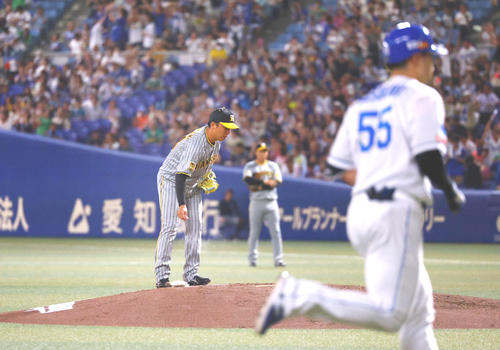 中日対阪神　2回裏中日無死二塁、細川成也に2点本塁打を浴びた村上（撮影・藤尾明華）
