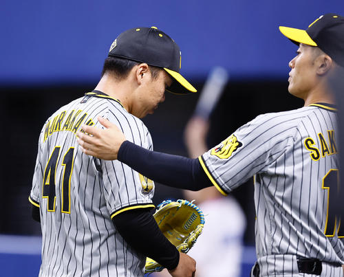 中日対阪神　7回を終え、坂本（右）に出迎えられながらベンチに戻る村上（撮影・藤尾明華）