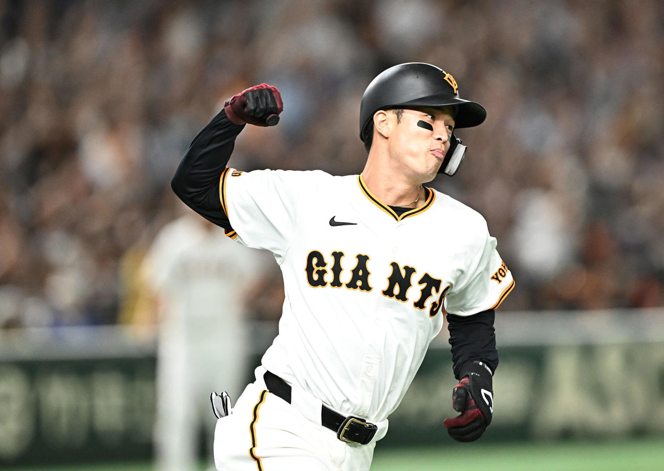 巨人対DeNA 9回裏巨人1死三塁、若林はサヨナラ打を放ちガッツポーズする（撮影・滝沢徹郎）