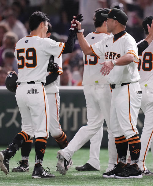 巨人対DeNA 9回裏にサヨナラ打を放った若林（左）を迎える巨人阿部監督（撮影・鈴木みどり）