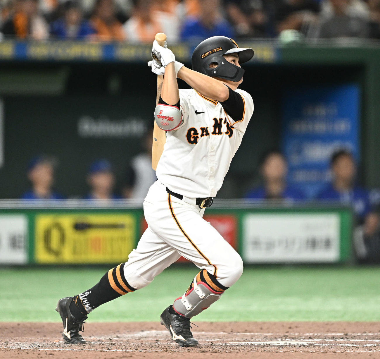 巨人対DeNA 6回裏巨人2死満塁、門脇は右翼に3点適時二塁打を放つ（撮影・滝沢徹郎）