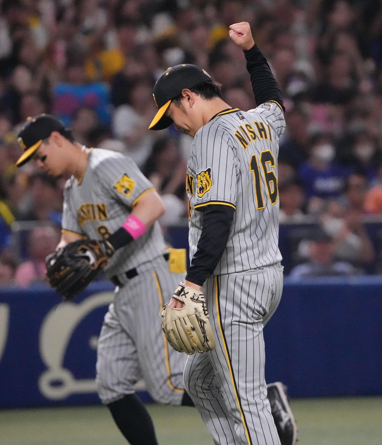 中日対阪神　4回裏中日1死一、三塁、高橋周を投ゴロ併殺打に打ち取りガッツポーズをする西勇（右）（撮影・森本幸一）