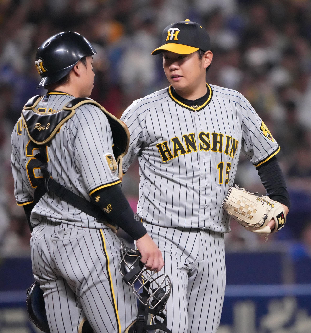 中日対阪神　4回裏中日1死三塁、梅野と言葉を交わす西勇（右）（撮影・森本幸一）