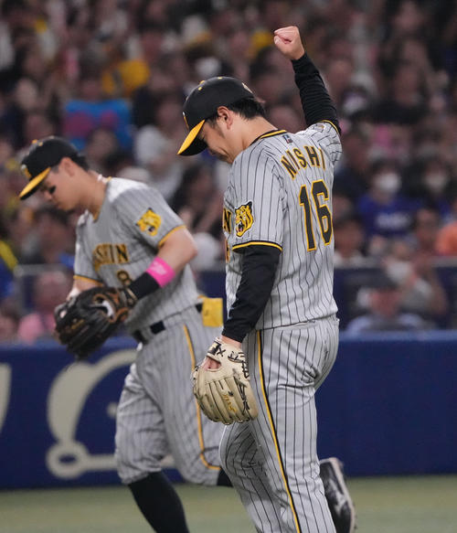 中日対阪神　4回裏中日1死一、三塁、高橋周を投ゴロ併殺打に打ち取りガッツポーズをする西勇（右）（撮影・森本幸一）