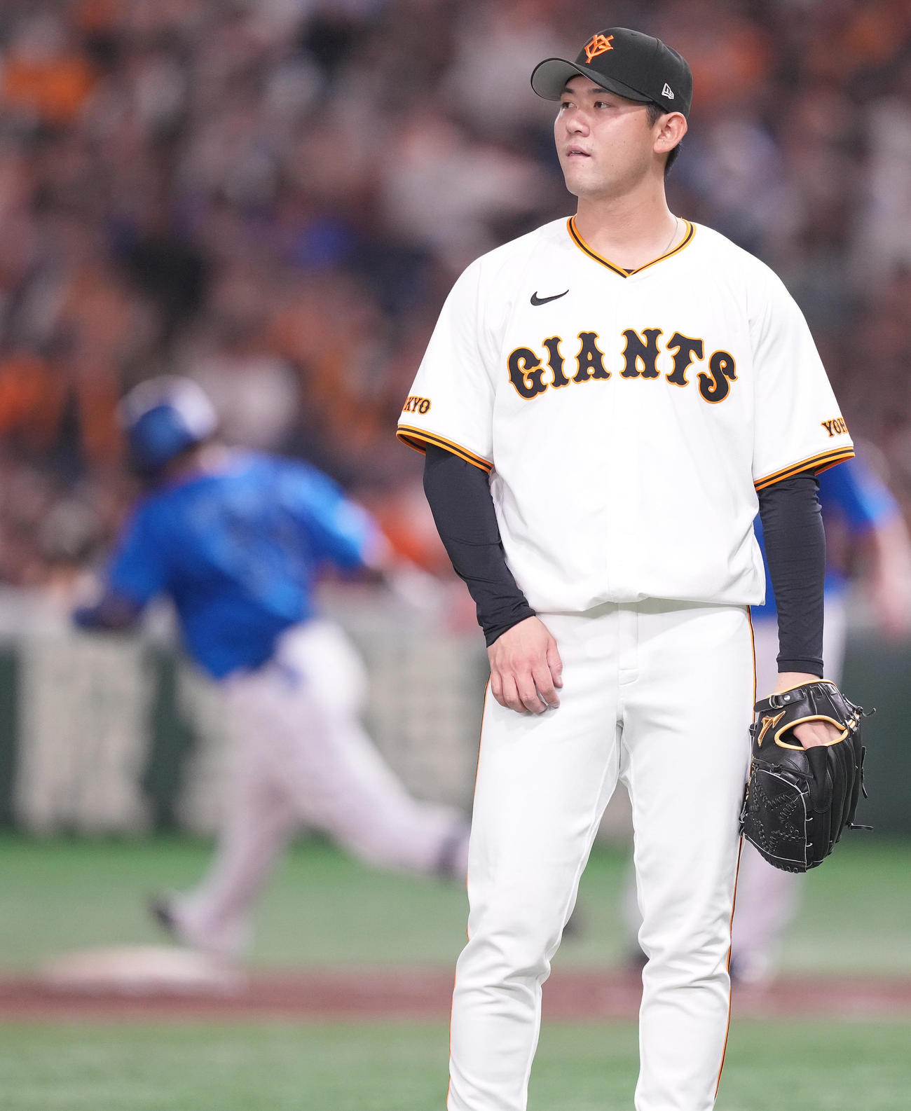 巨人対DeNA 9回表DeNA無死、宮崎に左越えソロ本塁打を浴びる平内（撮影・鈴木みどり