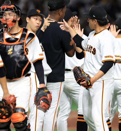 巨人対阪神　勝利投手の巨人山崎伊（左）は最後を締めた大勢とポーズ（撮影・浅見桂子）