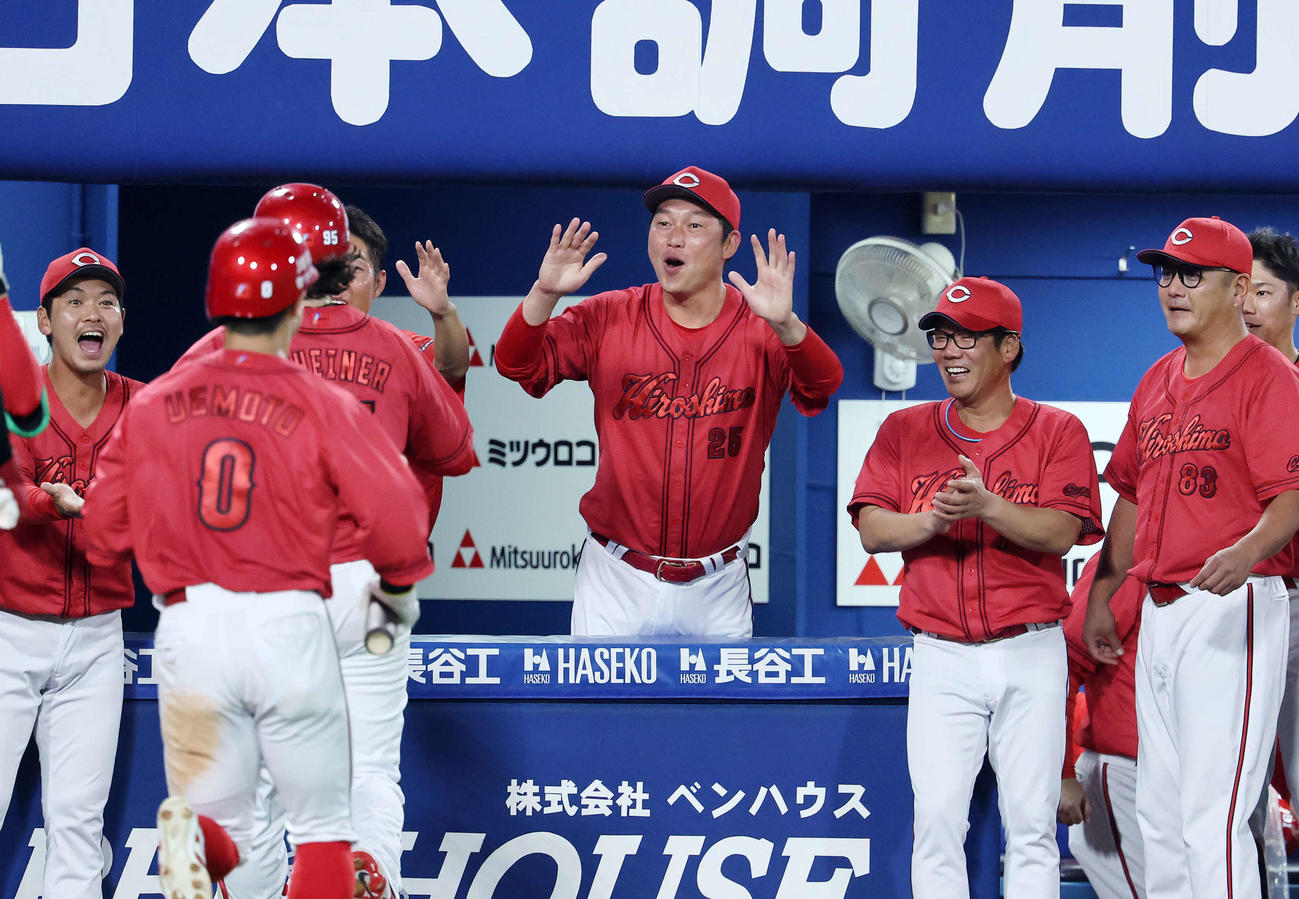 DeNA対広島　7回表広島2死二、三塁、シャイナーの中越え3点本塁打を喜び迎える新井監督（中央）（撮影・鈴木正人）