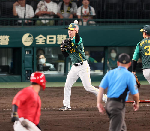 阪神対広島　11回表広島無死一塁、富田は矢野のバントを一塁へ悪送球する（撮影・加藤哉）