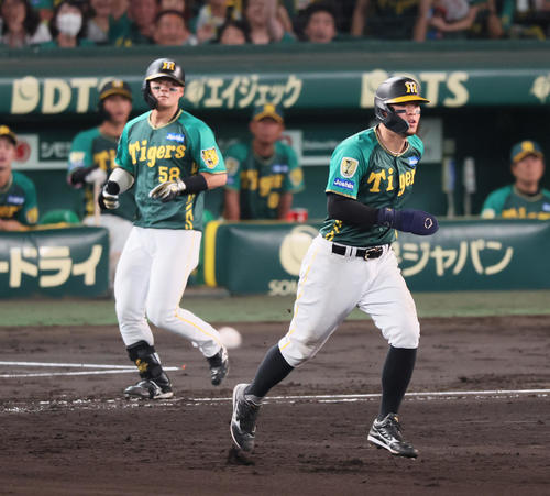 阪神対広島　7回裏阪神1死一塁、前川（左）の右ゴロで二塁へ走り出す佐藤輝（撮影・加藤哉）
