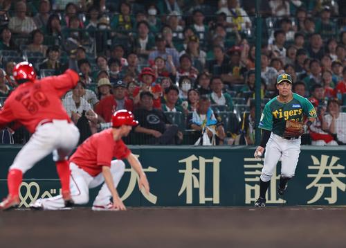 阪神対広島　11回表広島無死一塁、植田（右）は中野の三塁悪送球をカバーする（撮影・上田博志）
