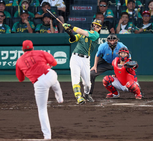 阪神対広島　3回裏阪神2死一、三塁、佐藤輝は右前適時打を放つ。投手九里（撮影・加藤哉）