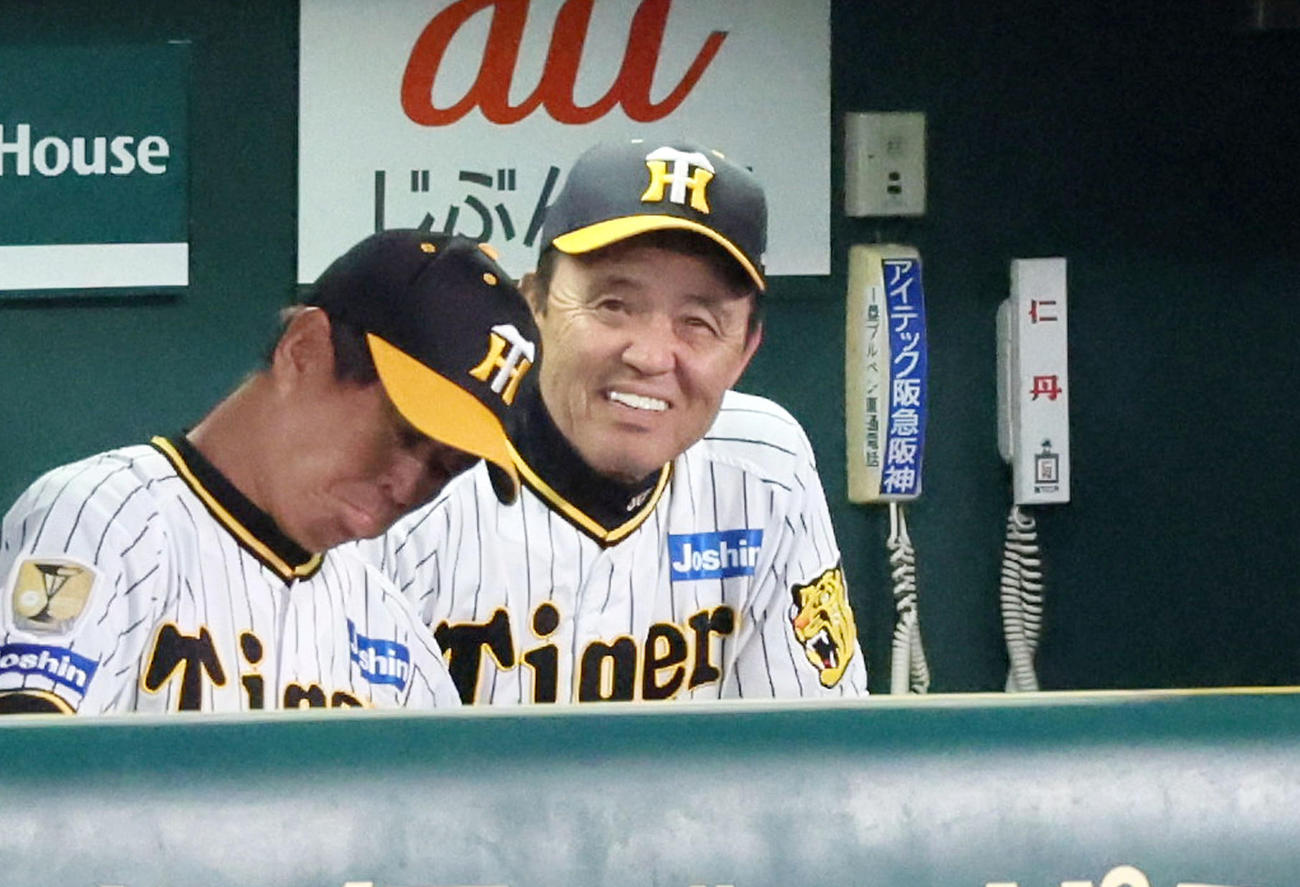 ベンチで白い歯を見せる岡田監督（2024年7月撮影）