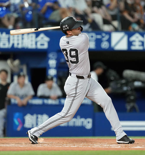 DeNA対巨人　7回表巨人2死、右翼線に二塁打を放つ代打モンテス（撮影・たえ見朱実）