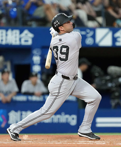 DeNA対巨人　7回表巨人2死、右翼線に二塁打を放つ代打モンテス（撮影・たえ見朱実）