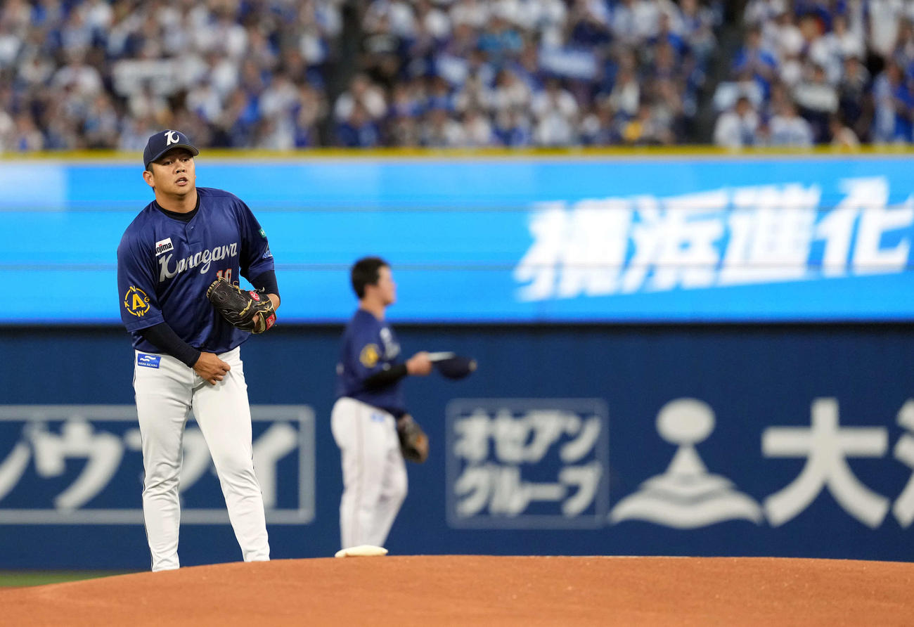 DeNA対巨人　平良拳太郎に替わり急きょ先発を任されたDeNA山崎（撮影・たえ見朱実）