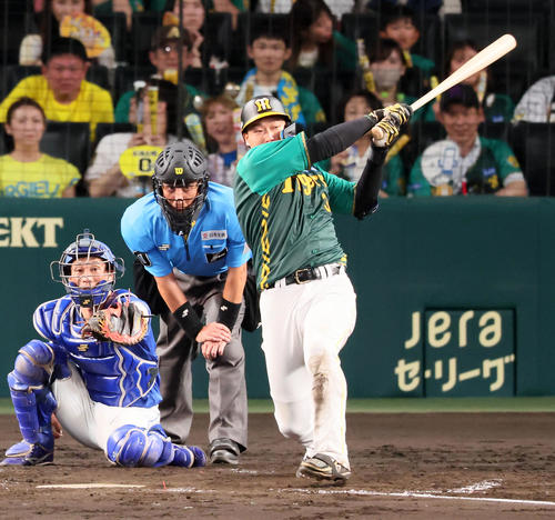 阪神対中日　5回裏阪神1死二塁、大山は左適時打を放つ（撮影・加藤哉）
