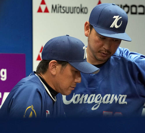 DeNA対巨人　ベンチで厳しい表情のDeNA三浦監督（撮影・たえ見朱実）