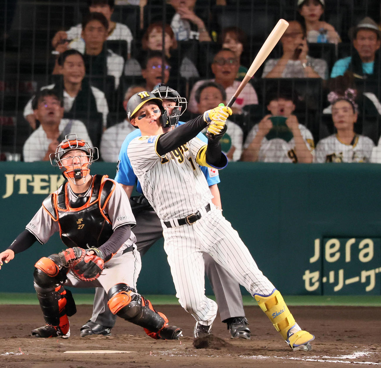 阪神対巨人　8回裏阪神無死、森下は左越え本塁打を放つ（撮影・加藤哉）