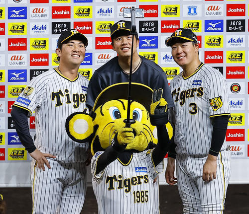 阪神対巨人　お立ち台でトラッキーと自撮りする、左から阪神桐敷、才木、大山（撮影・藤尾明華）