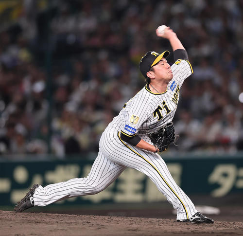 阪神隊巨人　7回途中から登板した阪神桐敷（撮影・足立雅史）