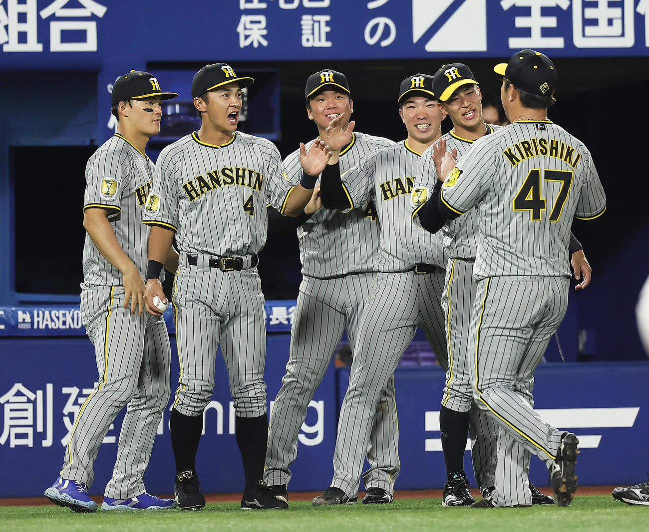DeNA対阪神　8回裏DeNA2死満塁、佐野を二ゴロに仕留めた桐敷を迎える村上（左から3人目）ら（撮影・足立雅史）