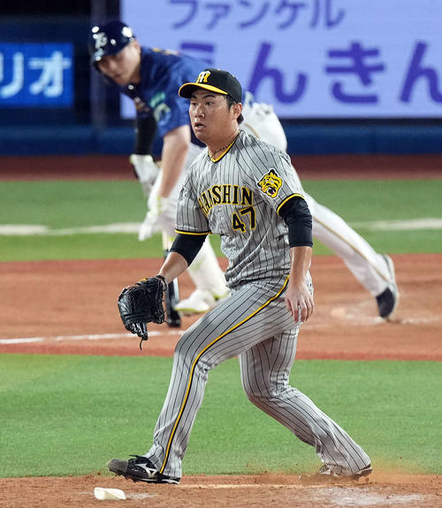 DeNA対阪神　8回裏DeNA2死満塁、佐野を二ゴロに打ち取る桐敷（撮影・たえ見朱実）