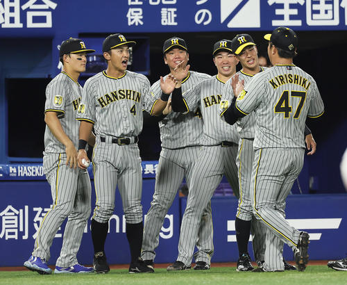 DeNA対阪神　8回裏DeNA2死満塁、佐野を二ゴロに仕留めた桐敷を迎える村上（左から3人目）ら（撮影・足立雅史）