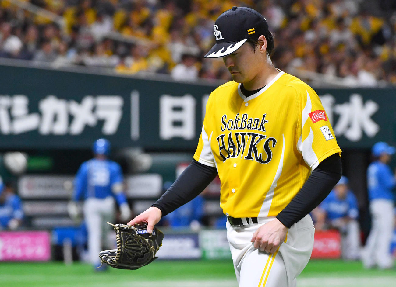 ソフトバンク対日本ハム　5回表終了後、清宮の3点本塁打で同点とされた有原は厳しい表情でベンチへ戻る（撮影・岩下翔太）
