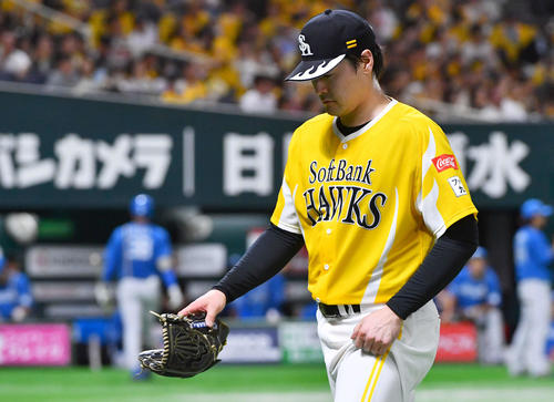 ソフトバンク対日本ハム　5回表終了後、清宮の3点本塁打で同点とされた有原は厳しい表情でベンチへ戻る（撮影・岩下翔太）