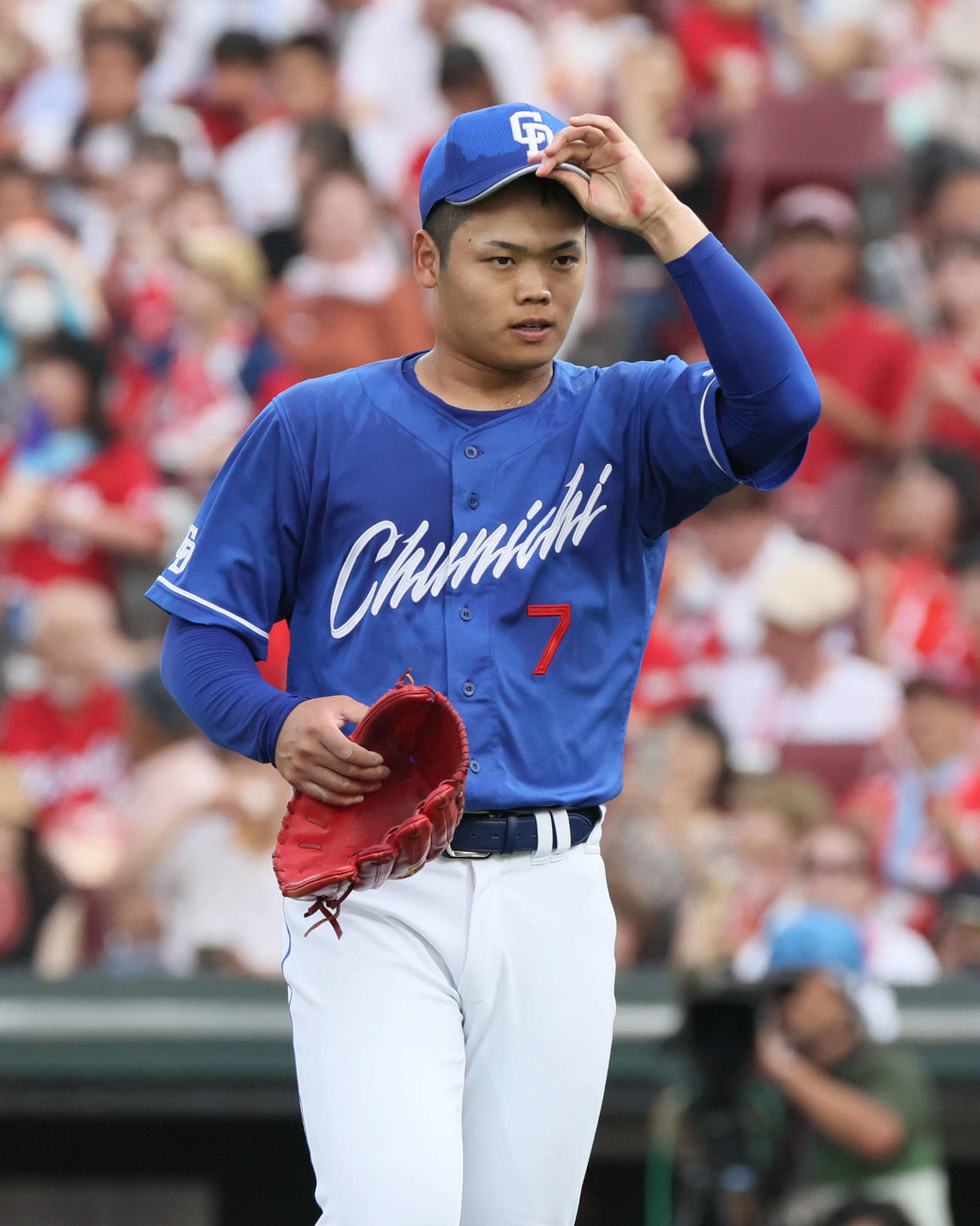 広島対中日　1回5失点でベンチに引き揚げる根尾（撮影・加藤孝規）