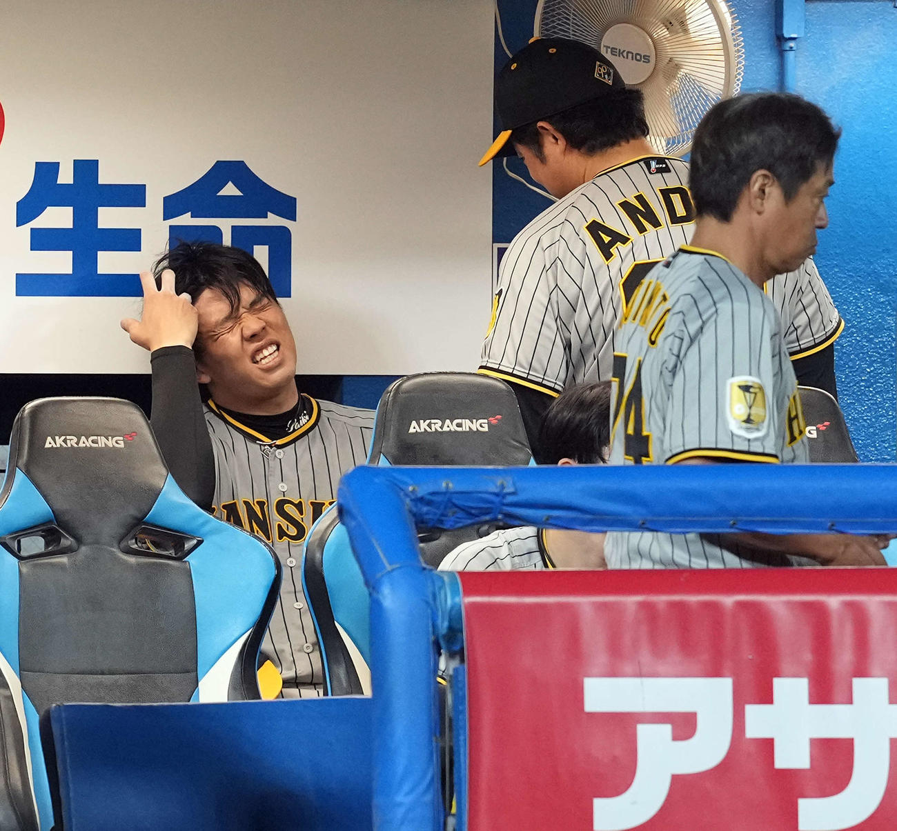 ヤクルト対阪神　6回4失点でマウンドを降りた阪神の先発才木はベンチで悔しそうな表情（撮影・たえ見朱実）