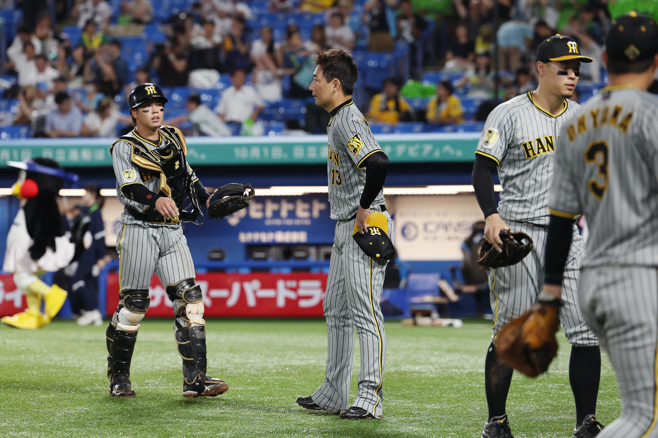 ヤクルト対阪神　ヤクルトにサヨナラ負けを喫し引き揚げる岩崎（中央）ら阪神の選手たち（撮影・前田充）