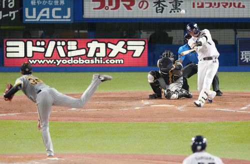 ヤクルト対阪神　4回裏ヤクルト無死一、二塁、左越え3点本塁打を放つ山田。投手才木（撮影・鈴木みどり）
