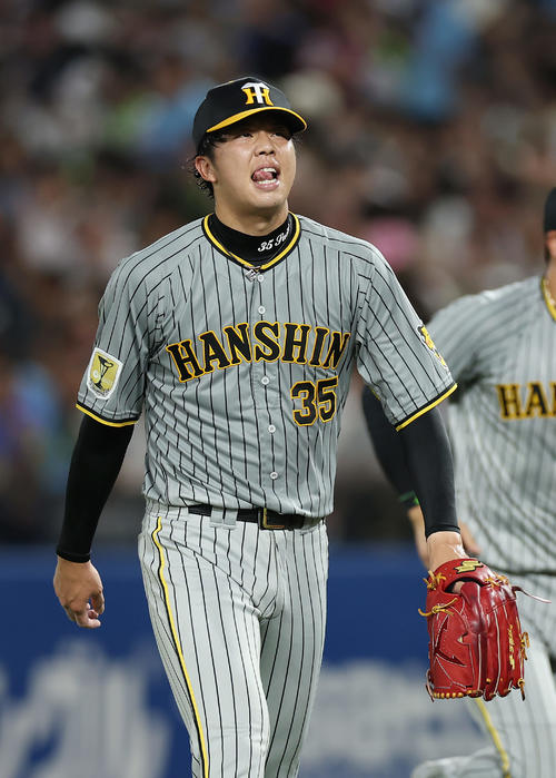 ヤクルト対阪神　2回裏を投げ終え、悔しそうな表情を見せながらベンチへ戻る阪神才木（撮影・前田充）