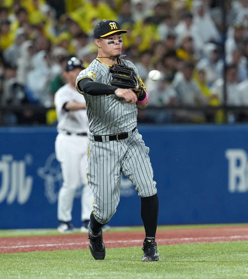 ヤクルト対阪神　2回裏ヤクルト1死一、二塁、サイスニードの打球を捕球した三塁手佐藤輝だが、一塁へ悪送球する（撮影・たえ見朱実）