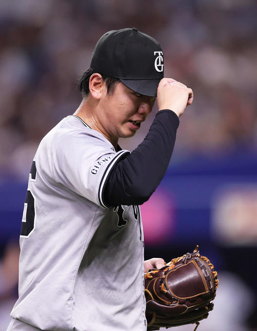 中日対巨人　1回5失点でベンチに戻る巨人先発又木（撮影・足立雅史）