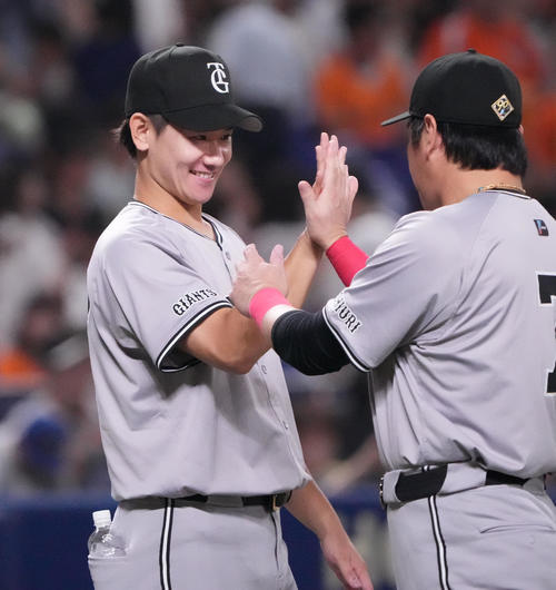 中日対巨人　試合終了、ナインを迎える井上（左）（撮影・森本幸一）