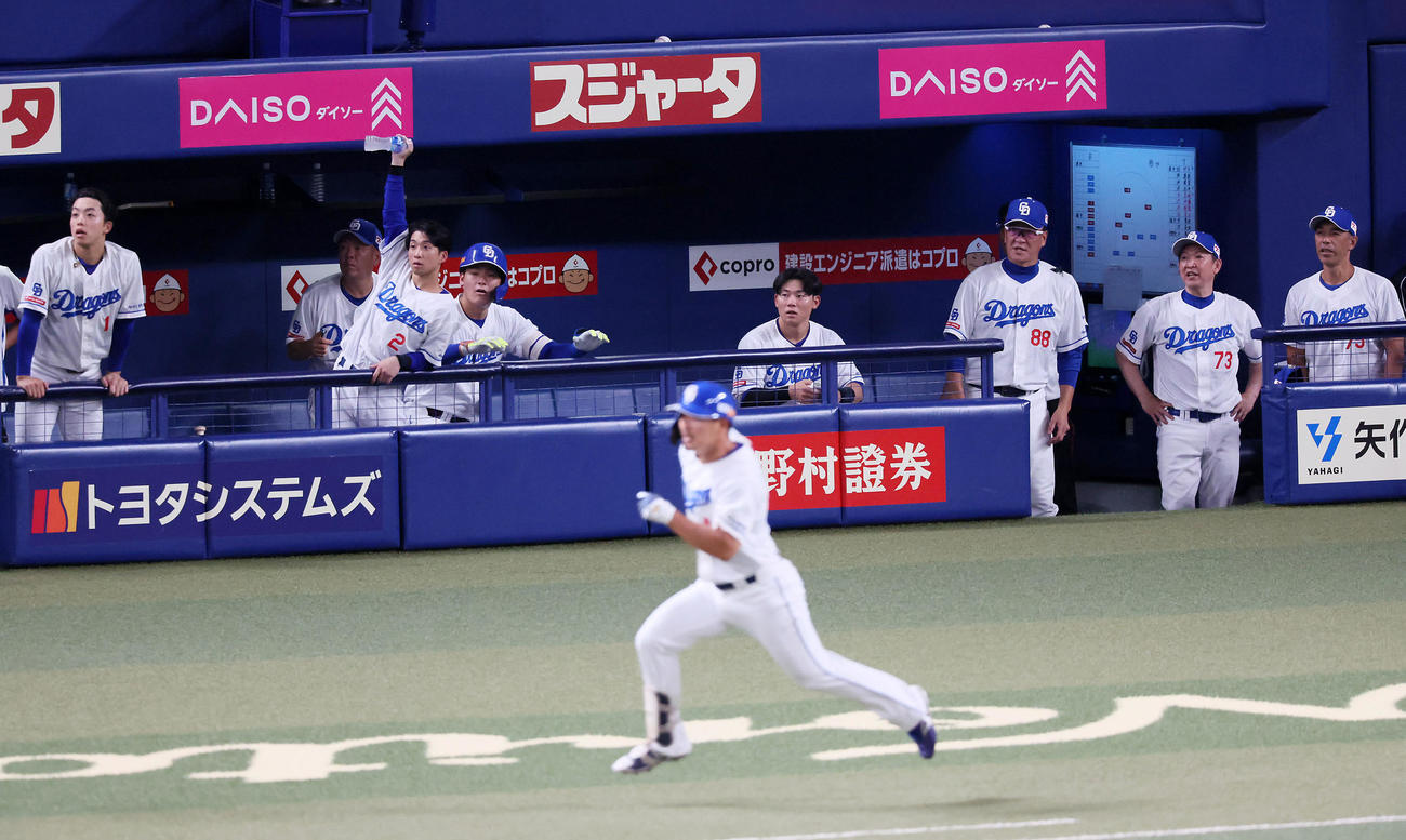 中日対阪神　6回裏中日1死、川越（手前）が放った右越えソロ本塁打の打球をベンチから見る立浪監督とナイン（撮影・加藤哉）