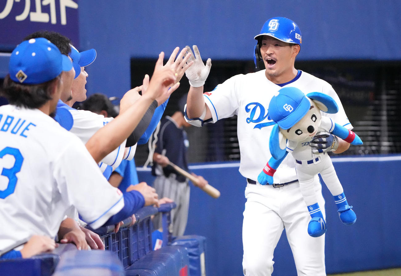 中日対阪神　6回裏中日1死、右越え本塁打を放ちナインとタッチを交わす川越（右）（撮影・森本幸一）