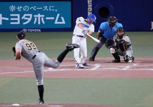 中日対阪神　6回裏中日1死、川越は右越えソロ本塁打を放つ。投手ビーズリー（撮影・加藤哉）