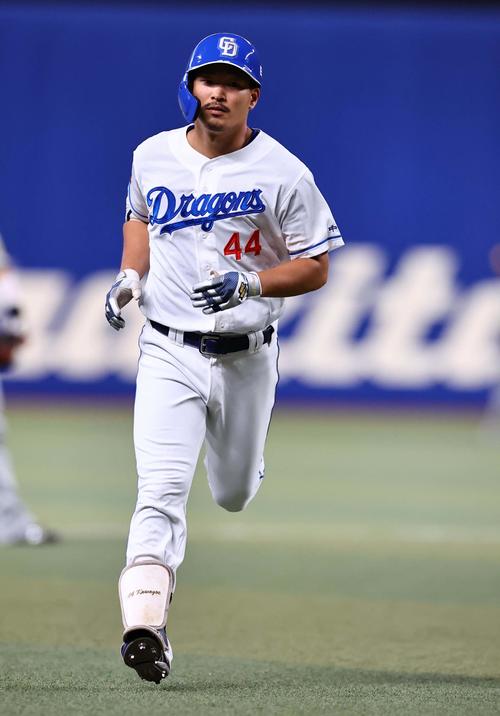 中日対阪神　6回裏中日1死、川越は右越えに勝ち越し本塁打を放つ（撮影・上田博志）