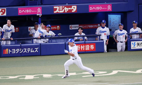 中日対阪神　6回裏中日1死、川越（手前）が放った右越えソロ本塁打の打球をベンチから見る立浪監督とナイン（撮影・加藤哉）