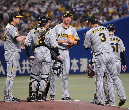 中日対阪神　3回裏中日2死一、二塁、マウンドの大竹（中央）のもとに集まる阪神ナイン（撮影・森本幸一）