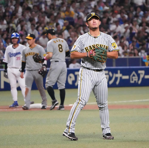 中日対阪神　4回裏中日無死満塁、大野に左前適時打を打たれた伊藤将（右）（撮影・森本幸一）