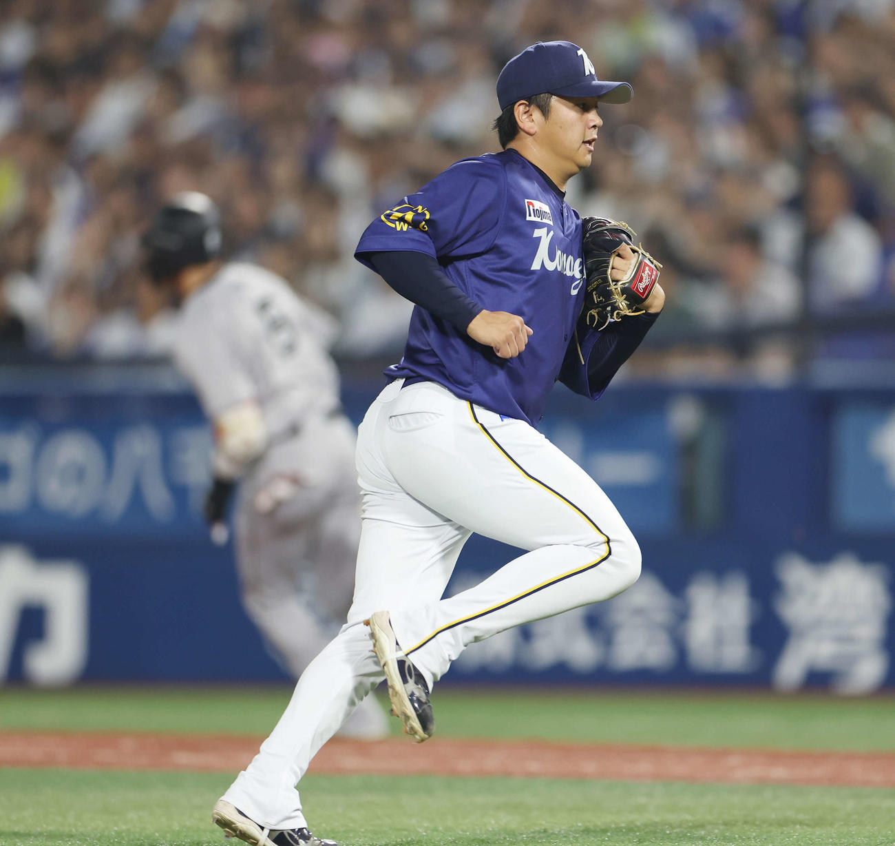 DeNA対巨人　8回表巨人2死一塁、坂本（後方）に左適時二塁打を浴びる山崎（撮影・宮地輝）
