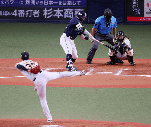 阪神対ヤクルト　7回表ヤクルト無死、村上は三振に倒れる。投手才木（撮影・加藤哉）