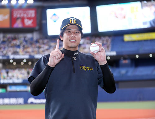 阪神対ヤクルト　阪神才木は勝利球を使って10勝ポーズを作る（撮影・上山淳一）