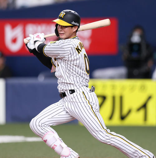 阪神対ヤクルト　2回裏阪神無死、木浪は左翼へ二塁打を放つ（撮影・上山淳一）